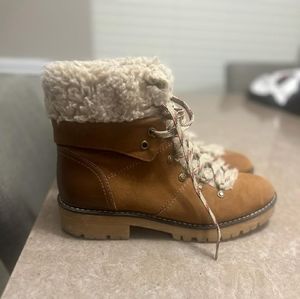A pair of combat boots size 11